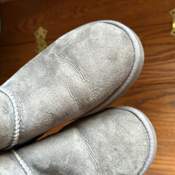 Size 8 triple Bailey button Ugg boots - Picture 7 of 9